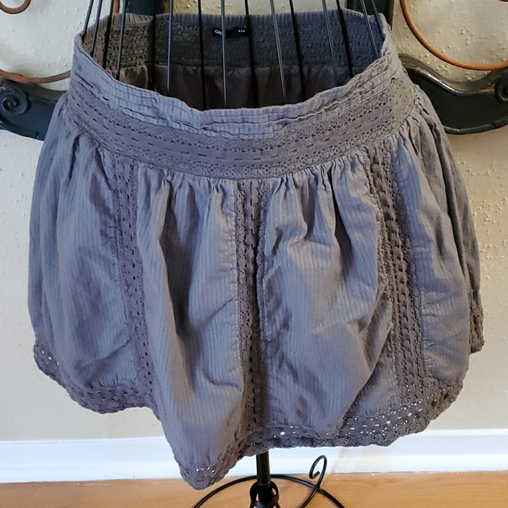 SUPER ADORABLE LARGE GAP GRAY EYELET SKIRT